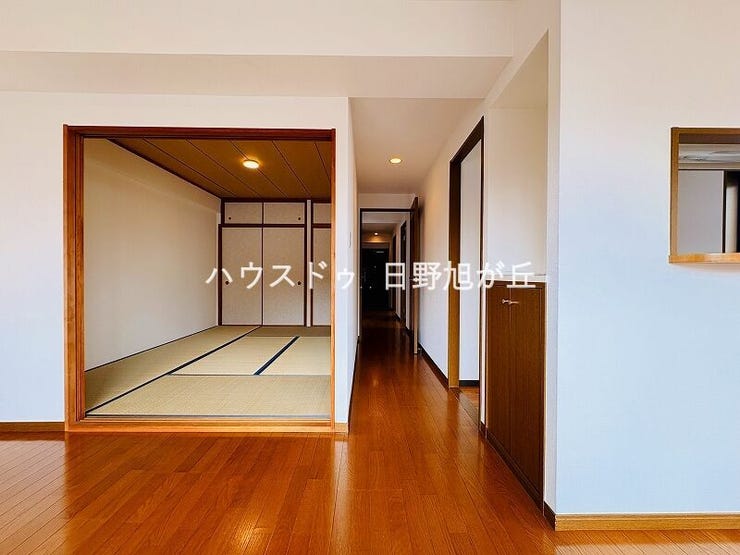 隣接する和室と繋げれば、より開放的な大空間に。ライフスタイルに合わせて自在にレイアウトを楽しめます。