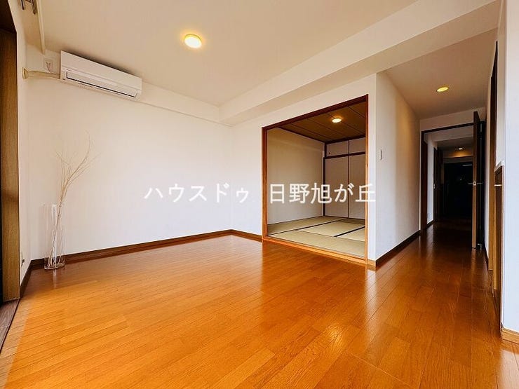 南東角部屋ならではの二面採光。隅々まで陽光が届く明るいリビングは、家族の笑顔が自然と集まる空間です。