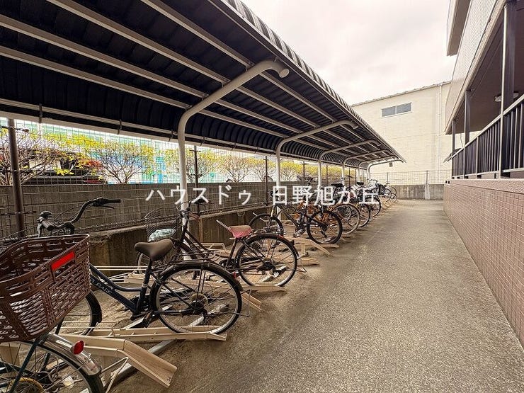 屋根付きで雨の日も安心の駐輪スペース。整理整頓されており、日頃の管理の良さが伺える共用部です。