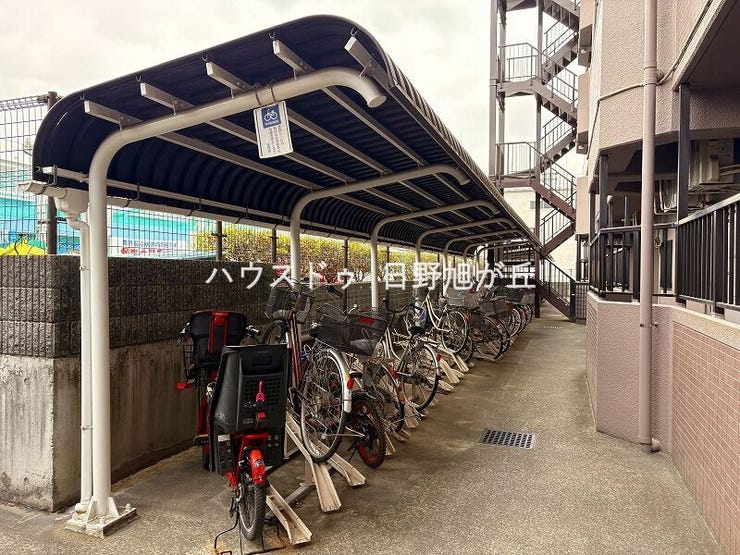 広々とした駐輪スペースを完備。防犯面にも配慮されており、大切な自転車を安心して保管いただけます。