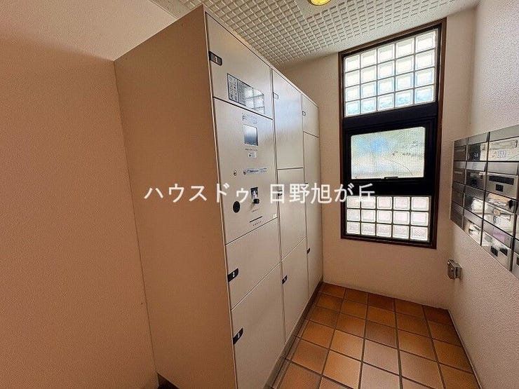 不在時でも荷物を受け取れる便利な宅配ボックス。共働き世帯や外出が多い方の強い味方となる設備です。