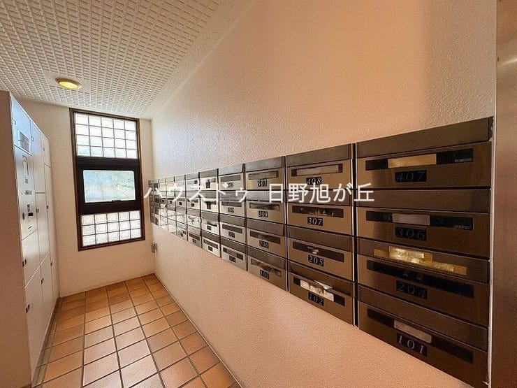 綺麗に清掃されたダイヤルロック式メールボックス。毎日の郵便チェックもスムーズに行える安心の設計です。