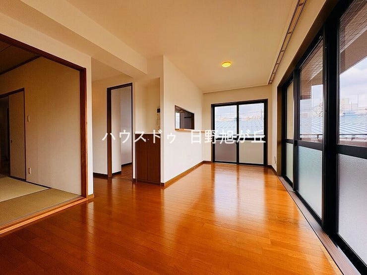 東南角部屋、3方バルコニー付の開放的な3LDK。リフォーム済みで、光と風が巡る心地よい住空間です。