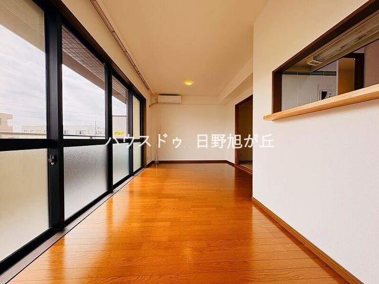 約14.6帖の広々としたLDK。多面採光による開放感と、家具配置のしやすい間取りが自慢です。