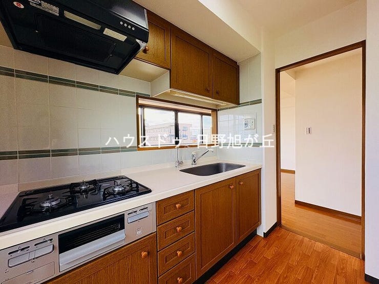 家族との会話が弾む対面式キッチン。リフォームで新調された設備が、毎日の料理を楽しく彩ります。