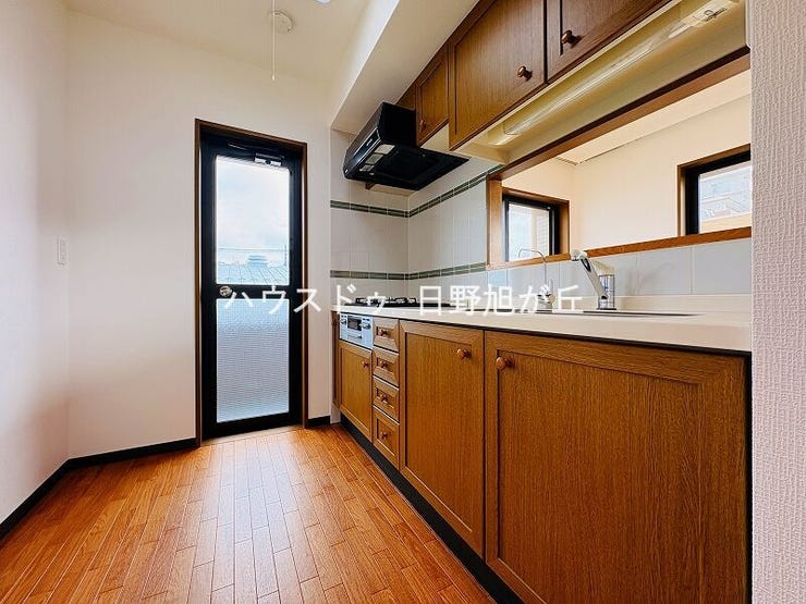 3口コンロと広々ワークトップを完備。収納も豊富で、キッチン周りを常にスッキリと保てます。