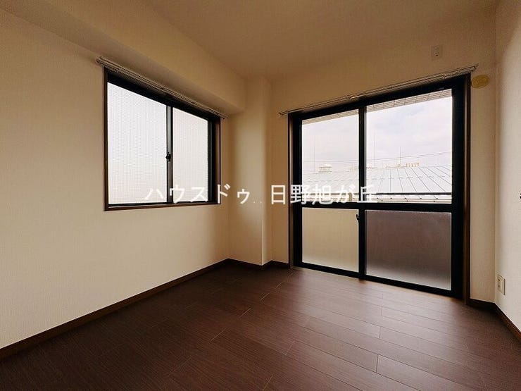 二面採光を確保した、明るく爽やかな洋室。クローゼット完備で、主寝室としても快適にお使い頂けます。