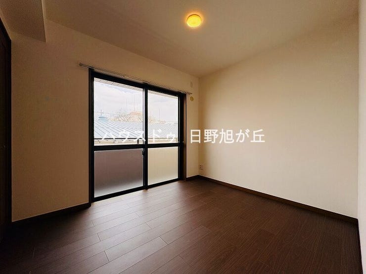 独立性の高い洋室は、子供部屋やワークスペースに最適。心地よい風が通り抜ける清潔感のある一室です