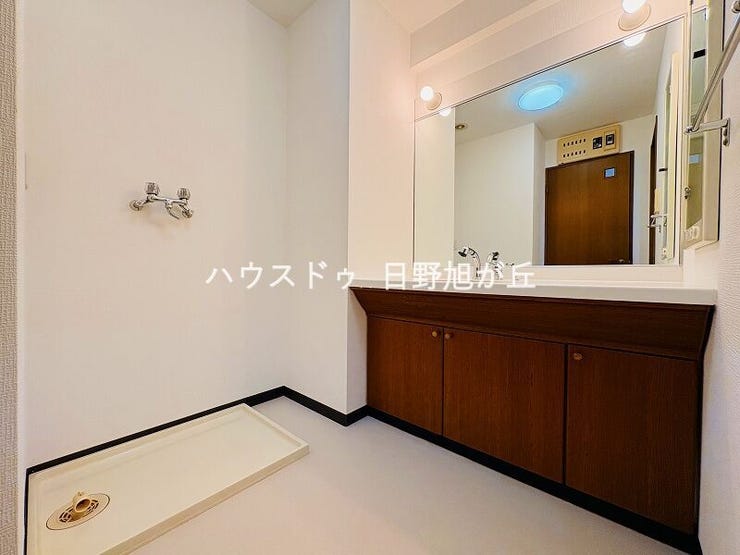 収納力のある洗面化粧台。リフォーム済みの清潔な空間で、朝の身支度も効率的に整います。