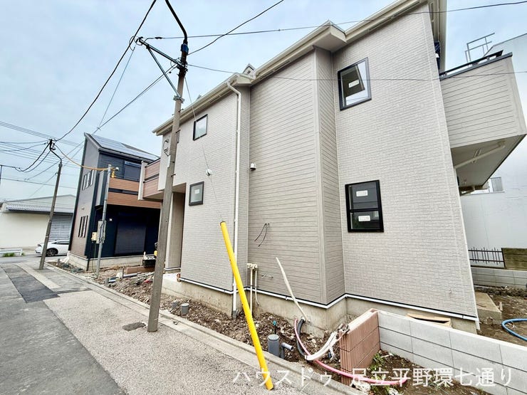 前面道路に面した開放感ある立地。現地周辺の雰囲気もあわせて確認しやすい住まいです。