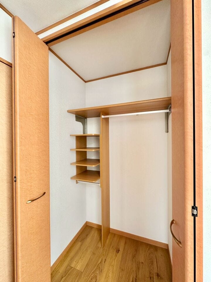 コートやバッグ等の小物も収まる大容量収納。
家族分の荷物をまとめて収納することができます。