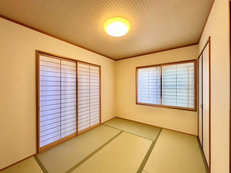 〈6帖〉
畳のやさしい香りに包まれる、心落ち着く和室。
ほっと一息つける、くつろぎの空間です。