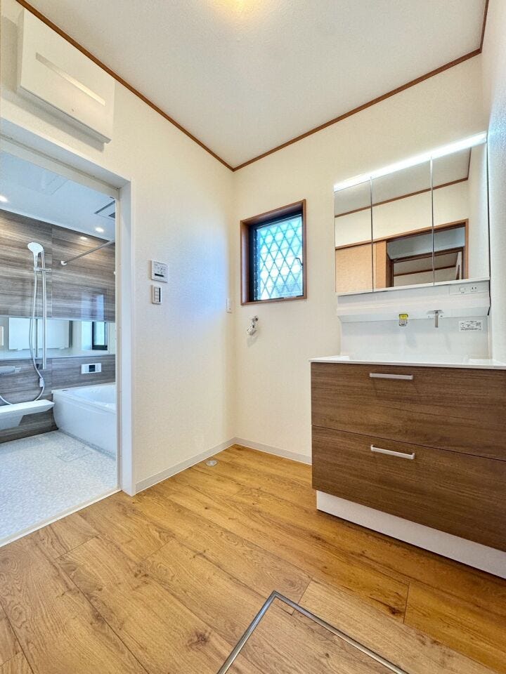 ゆとりある広さと清潔感あふれるデザインの洗面室。
ご家族皆さまが快適にお使いいただけます。