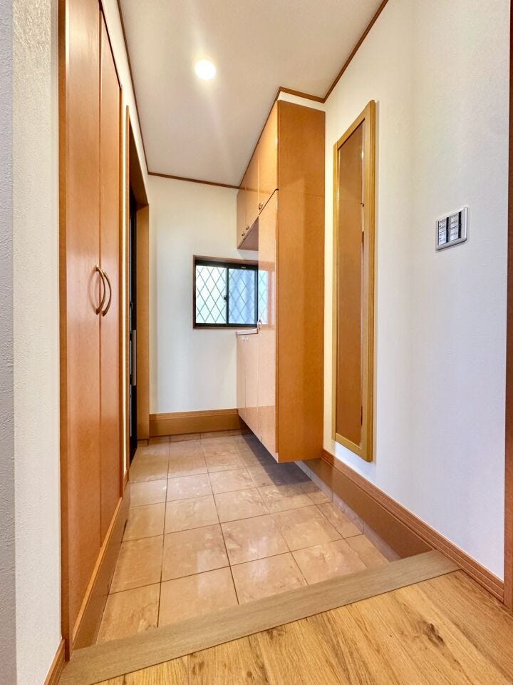 大容量のシューズボックス付きで、玄関まわりもすっきり。
家族分の靴もしっかり収納できます。