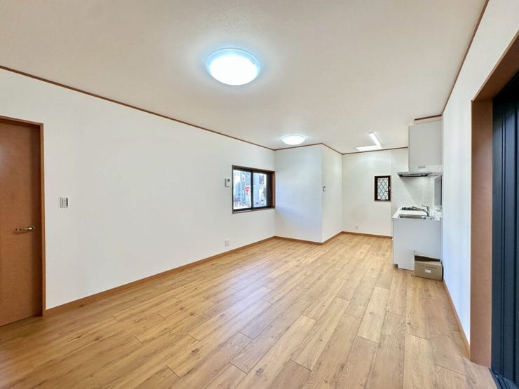 【リビング】
〈15.9帖〉
家族が自然と集まり、何気ない会話が増えていく。
そんな当たり前の幸せを大切にできる、心地よいリビング空間です。