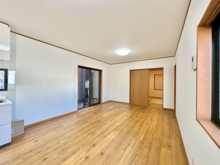 〈15.9帖〉
15.9帖のLDKの視線の先には約6.0帖の和室。
扉を開放すれば実際の帖数以上の広がりを感じさせてくれます。