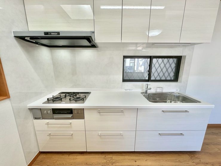 リビングを見渡せる安心設計。
料理をしながらも家族の気配を感じられる、あたたかな場所。