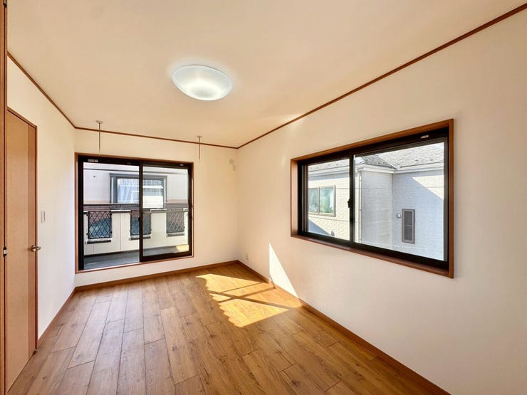 〈7.5帖〉
たっぷりの陽光が差し込む、明るく心地よい住空間。
南西にある二面の窓からの光に包まれる、開放感あふれるお住まいです。