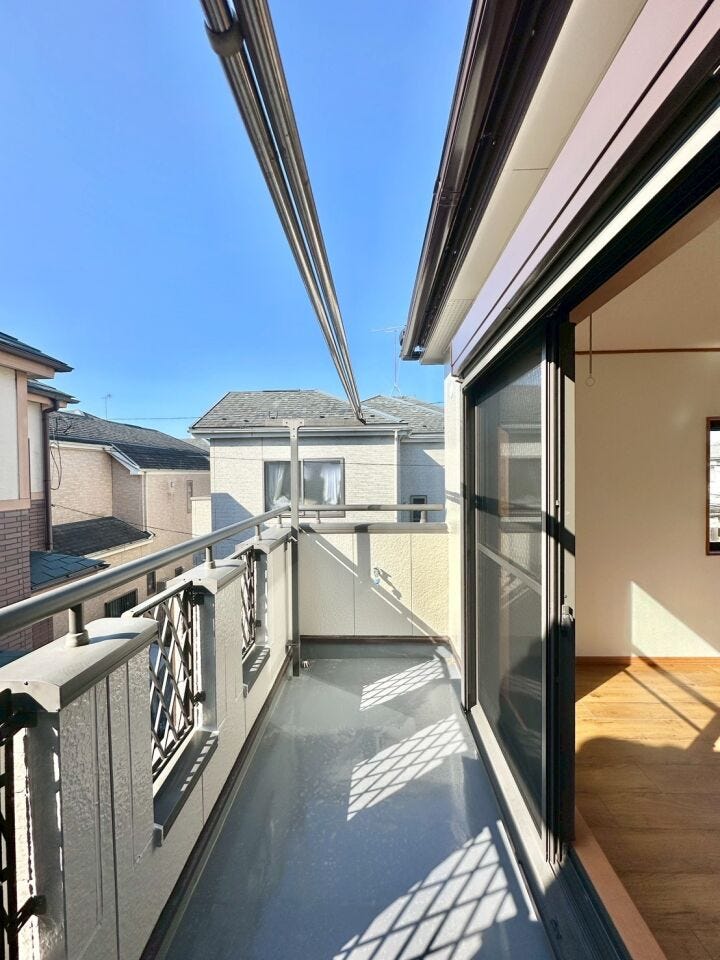 空を身近に感じられる開放的なバルコニー。
朝のコーヒーや夕暮れのひとときを楽しめます。