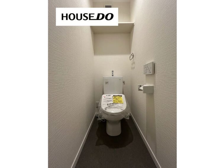 明るく清潔感のあるトイレ!収納棚付きで便利◎