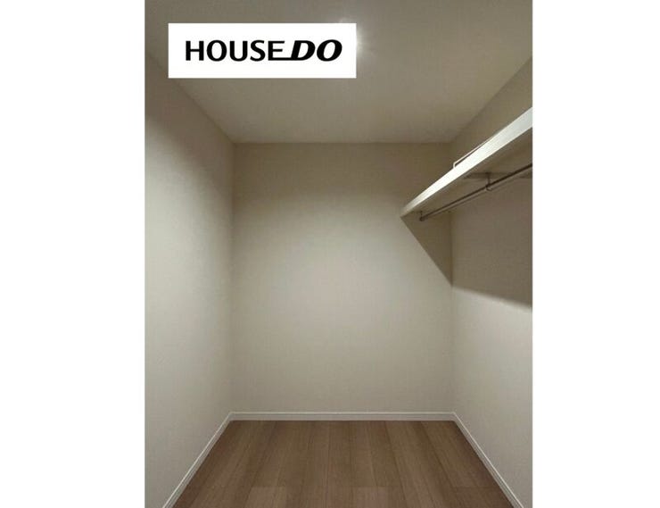 ウォークインクローゼット②、棚もあるので鞄なども収納出来ます♪