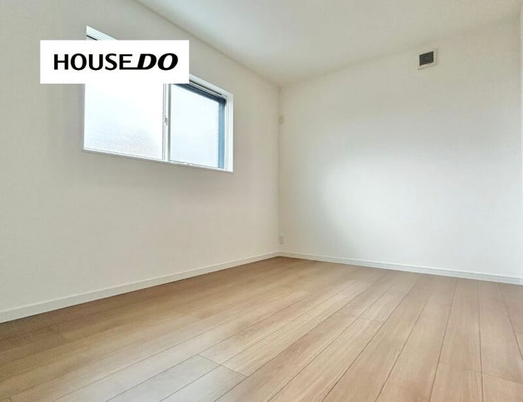 腰窓で家具配置がしやすく、寝室や書斎にもぴったり!