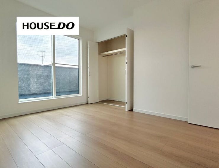 大きな窓から光が入る、明るい洋室&収納付き♪