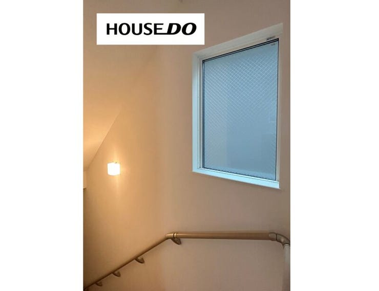 窓付き階段で明るく安心。夜も足元灯でやさしい光◎