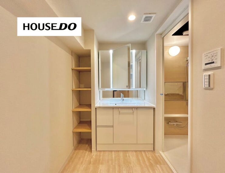 朝の身支度がスムーズにできるゆとりある洗面空間!可動棚付きでタオルや日用品もすっきり収納◎