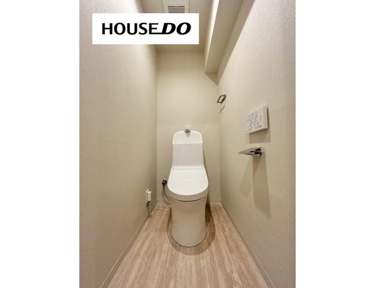 シンプルで清潔感のあるトイレ空間◎
収納棚付きで掃除用品も隠してスッキリ!