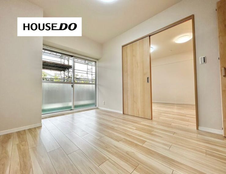 バルコニーに面する洋室で心地良い明かりが入ってきます◎