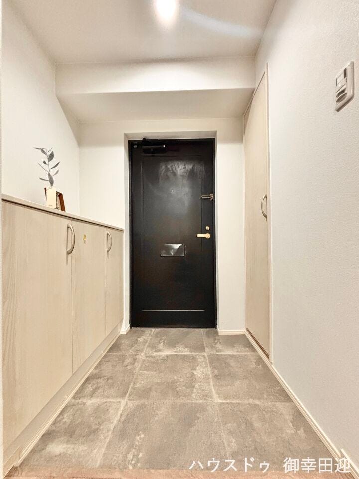 ■「ただいま」の安堵をくれる場所■訪れる人を迎え入れ、帰るたびにホッと一息つける、明るく機能的なエントランス。