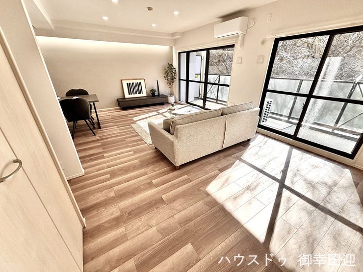 ■安らぎと笑顔の中心地■陽光が優しく降り注ぎ、会話が自然と弾む。ここでは、毎日が特別な時間へと変わります。