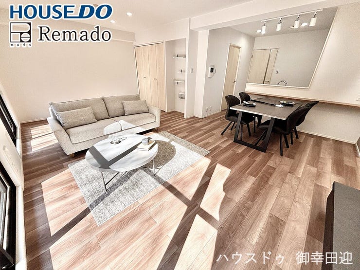 【リビング】
■家族の笑顔が集う中心地■お気に入りの家具を迎え、窓からは心地の良い光が差し込みます。