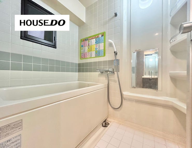 窓付きの浴室で換気もスムーズ。湿気がこもりにくく、清潔に保てます。