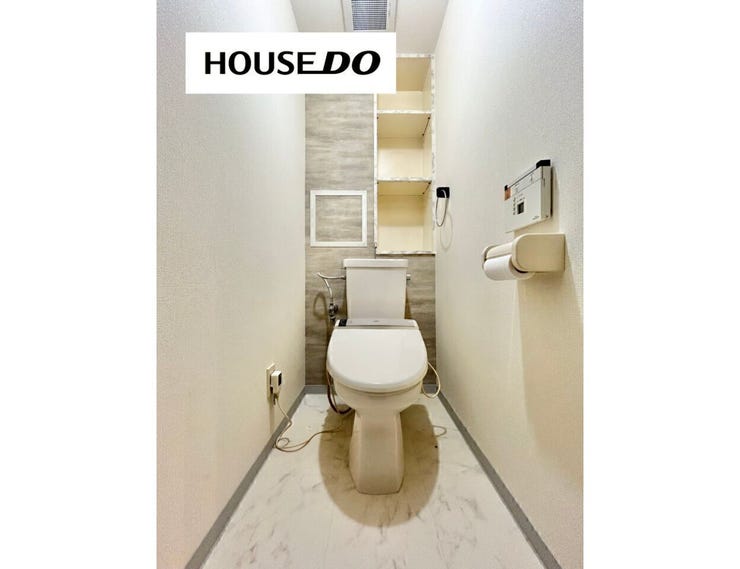 上部収納付きでトイレットペーパーや掃除用品もすっきり収納可能。