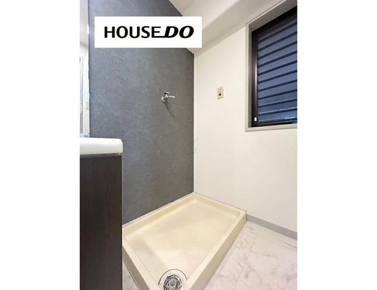 洗面台横に洗濯機置場を確保。家事動線が短く、毎日の作業がスムーズです