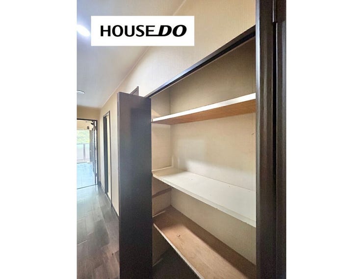 家族みんながアクセスできる廊下収納!トイレットペーパー・ティッシュ・洗剤の予備などまとめ買いしても生活感を隠せる◎