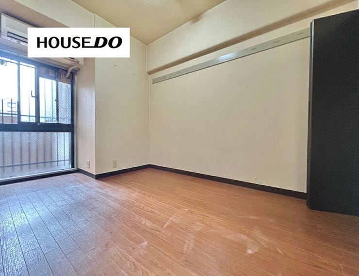 大きな窓からやわらかな自然光が入る洋室。エアコン設置済みで一年中快適に過ごせます。