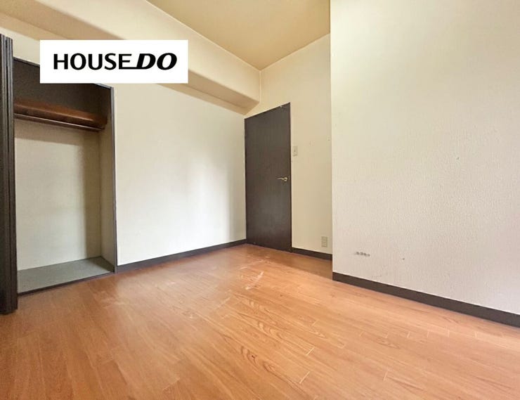 収納付きでお部屋をすっきり使える洋室。ベッドやデスク配置もしやすいシンプルな形状です。