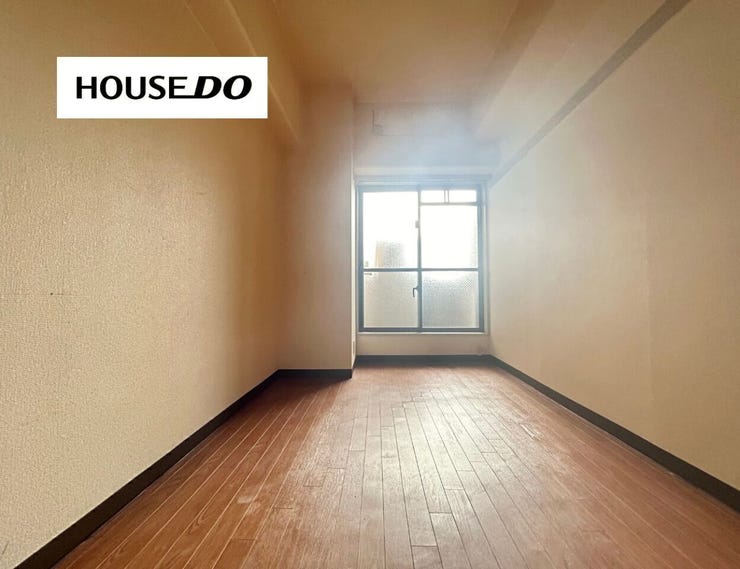 奥行きのある洋室は書斎や寝室に最適。プライベート空間として落ち着いて使えます。