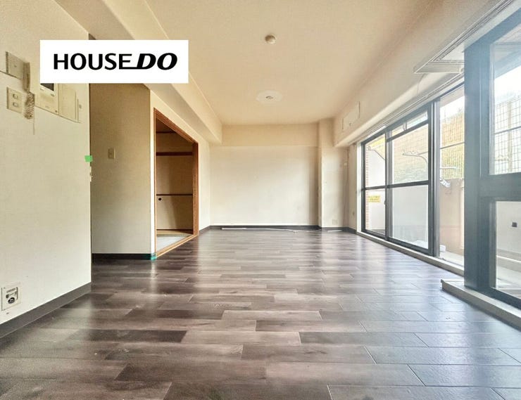 大きな窓からやさしい光が差し込む、開放感のあるリビング空間です。