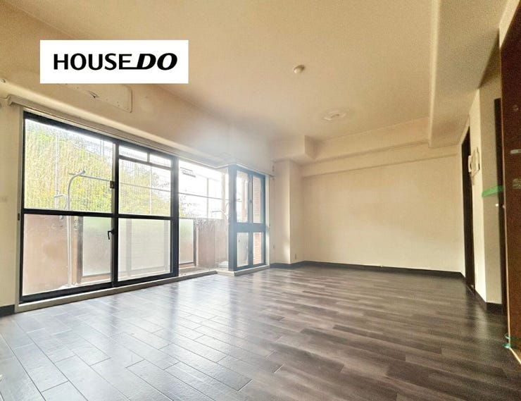 大きな窓からやさしい光が差し込む、開放感のあるリビング空間です。