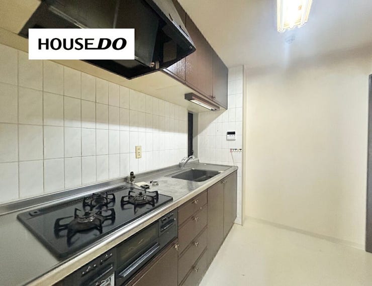 作業スペースをしっかり確保した壁付けキッチン。調理に集中でき、リビングもすっきり。