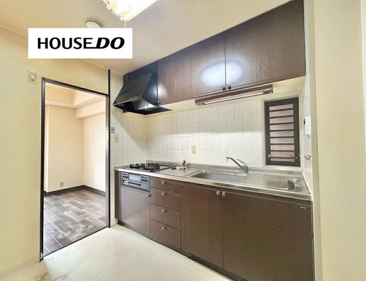 作業スペースをしっかり確保した壁付けキッチン。調理に集中でき、リビングもすっきり。