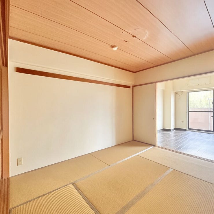 押入付きの和室は客間やお子様の遊び場にも便利。畳ならではの落ち着きある空間。
※残置物処理の為、AI加工しています。