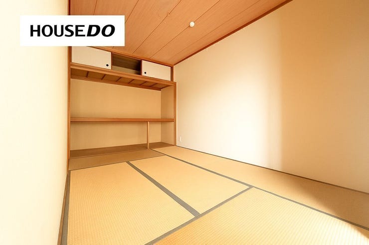 押入付きの和室は客間やお子様の遊び場にも便利。畳ならではの落ち着きある空間。
※残置物処理の為、AI加工しています。