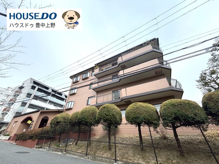 阪急千里線「北千里駅」、大阪モノレール「山田駅」の2路線が利用可能な立地です。緑が豊かな落ち着いた住環境の中で低層マンションならではの静けさを感じるたたずまいです。