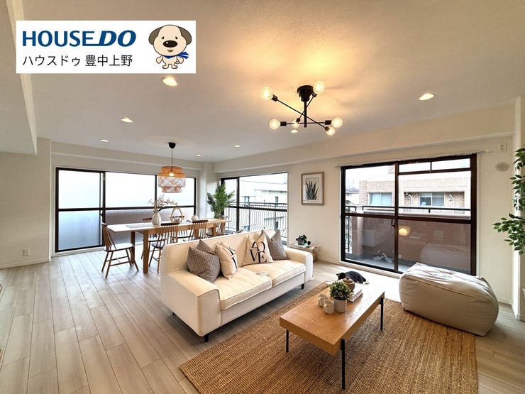 【リビング】
約28.3帖の広々リビングには2方向から明るい日差しが差し込み、ご家族の団らんに花を添えます。