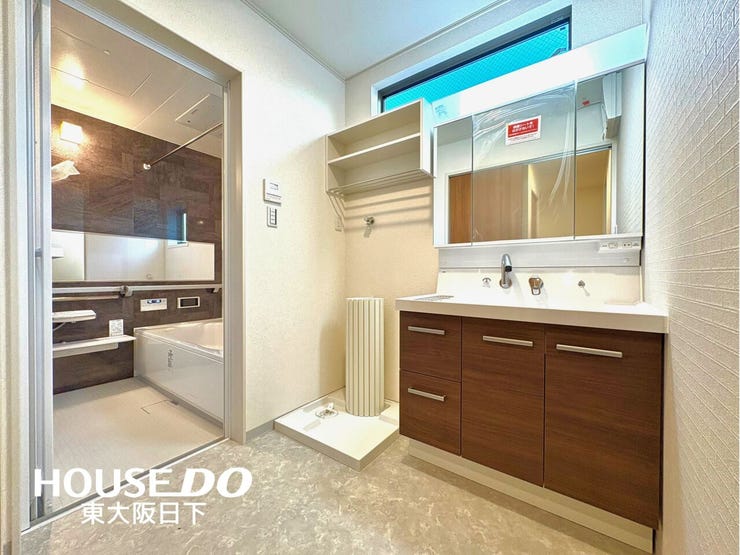 洗面所:収納力のある洗面台です。ご家族分の歯ブラシや、ママのお化粧品などがスッキリ収納できます♪洗面所にまとめて収納できるので朝の支度もスムーズに進みますね!